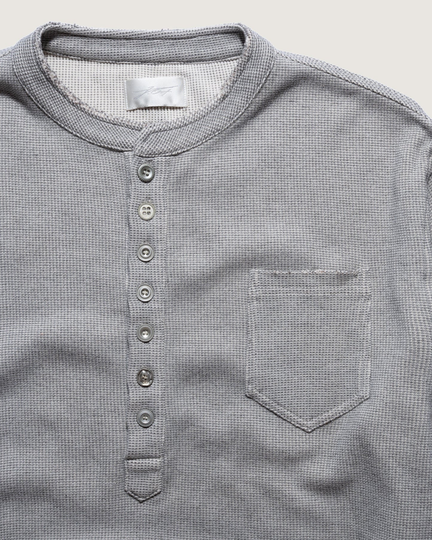 Henley Top – Grey, Detail Ärmel und Saum