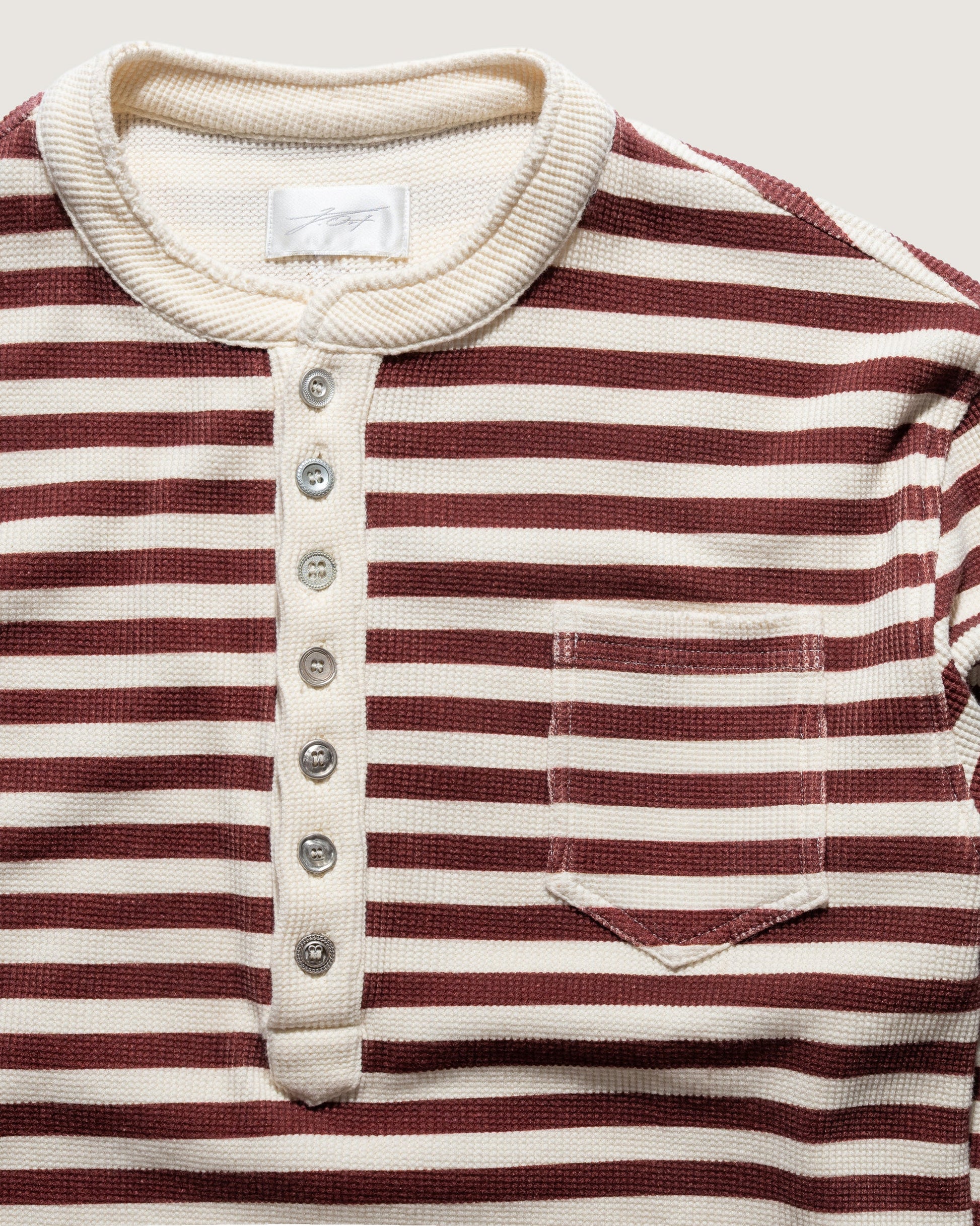 Henley Top – Creme-Burgundy, Detail Kragen