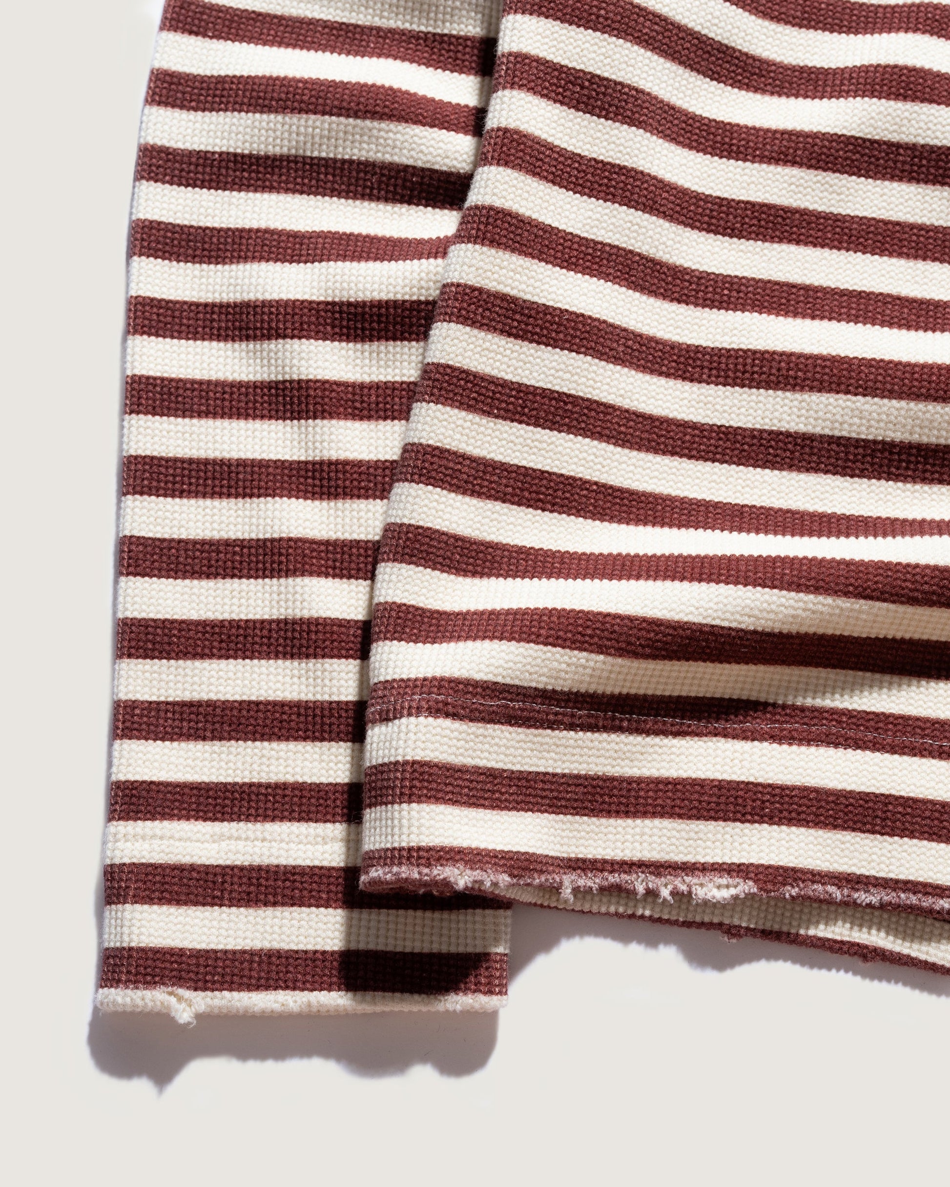 Henley Top – Creme-Burgundy, Detail Ärmel und Saum