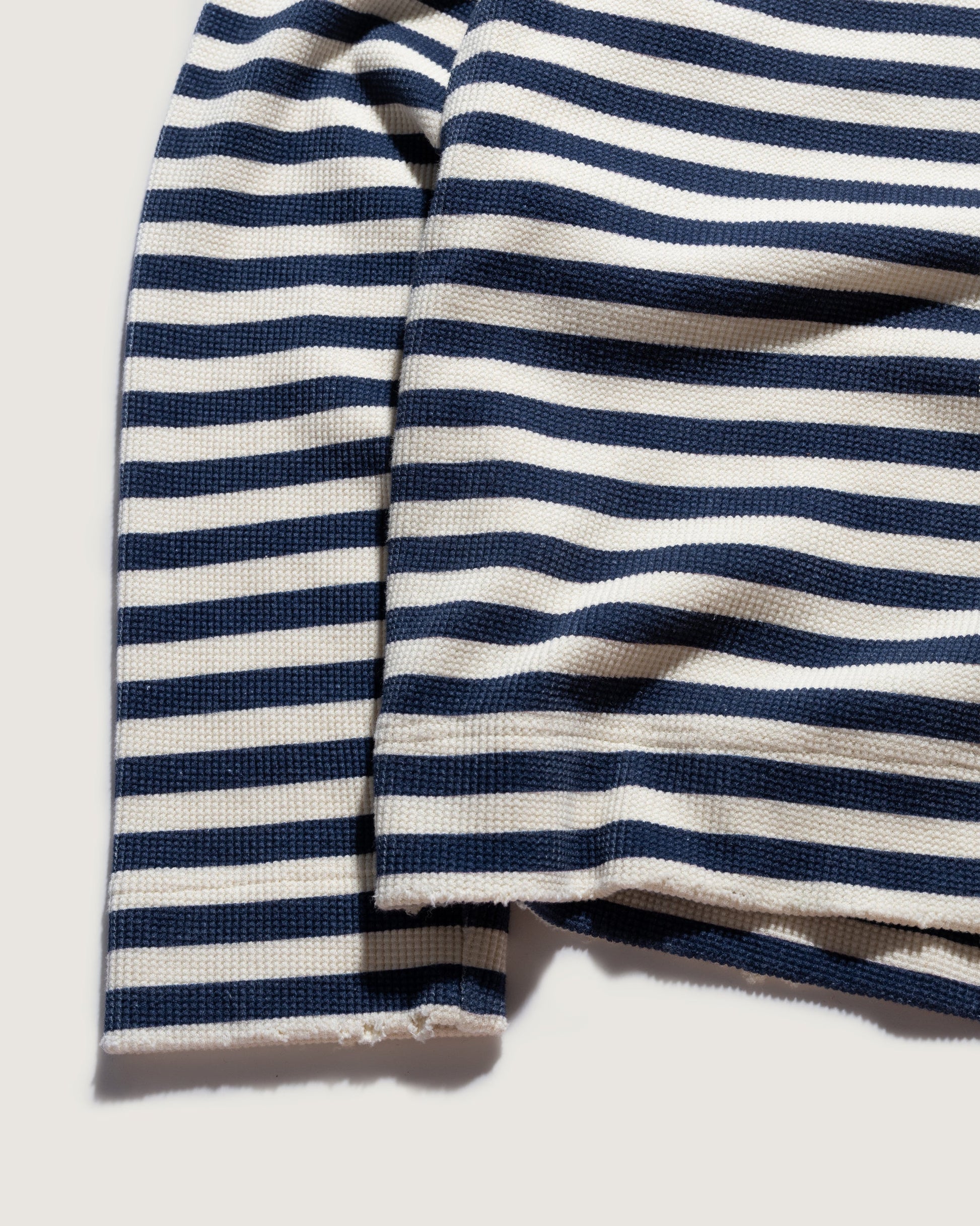 Henley Top – Creme-Navy, Detail Kragen