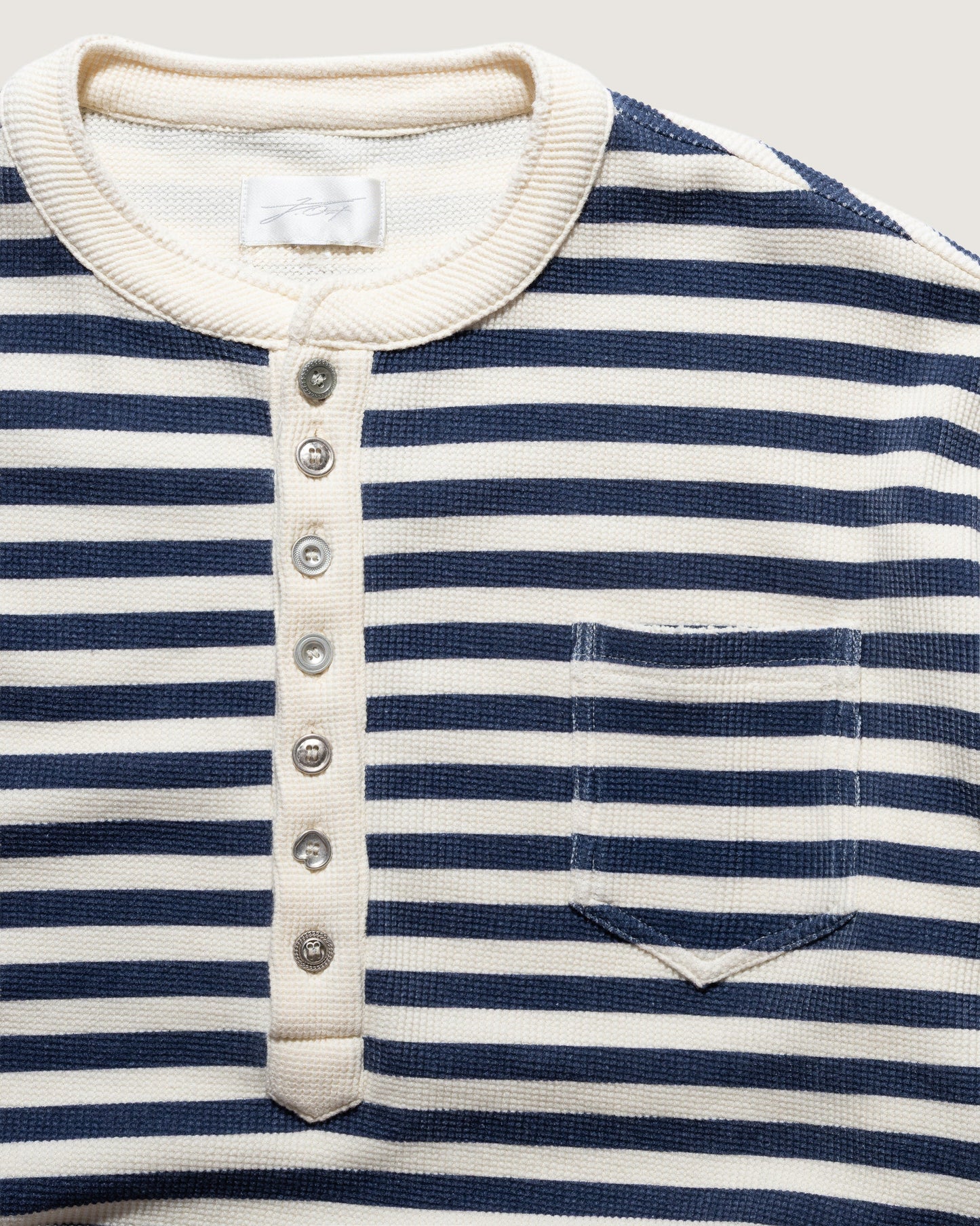 Henley Top – Creme-Navy, Detail Ärmel und Saum