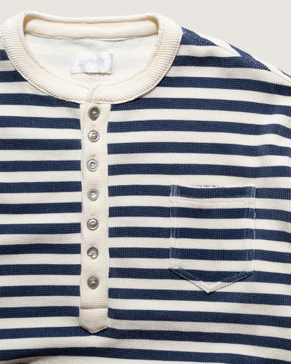 Henley Top – Creme-Navy, Detail Ärmel und Saum