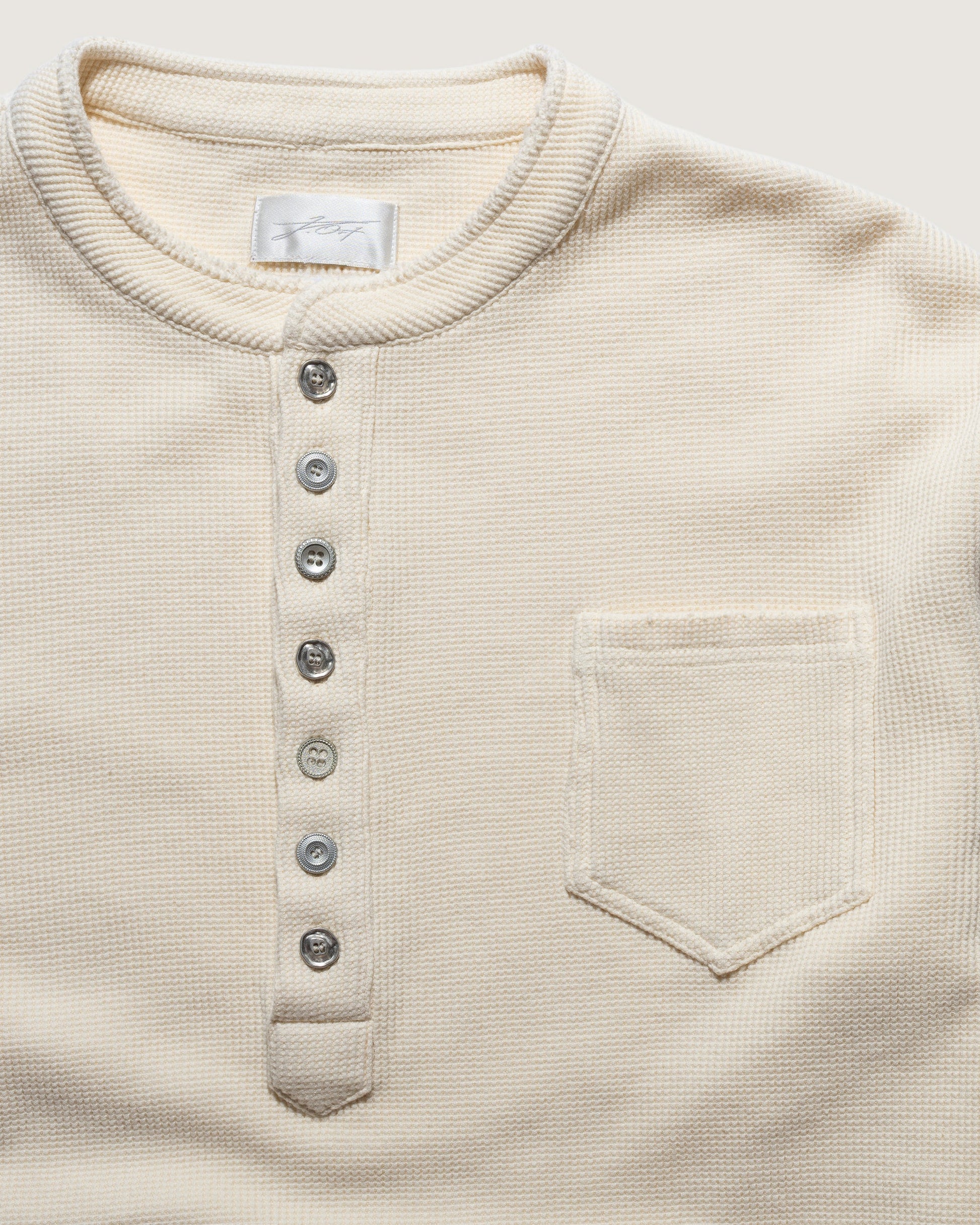 Henley Top – Creme, Detail Kragen