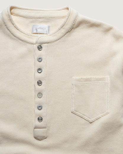 Henley Top – Creme, Detail Kragen