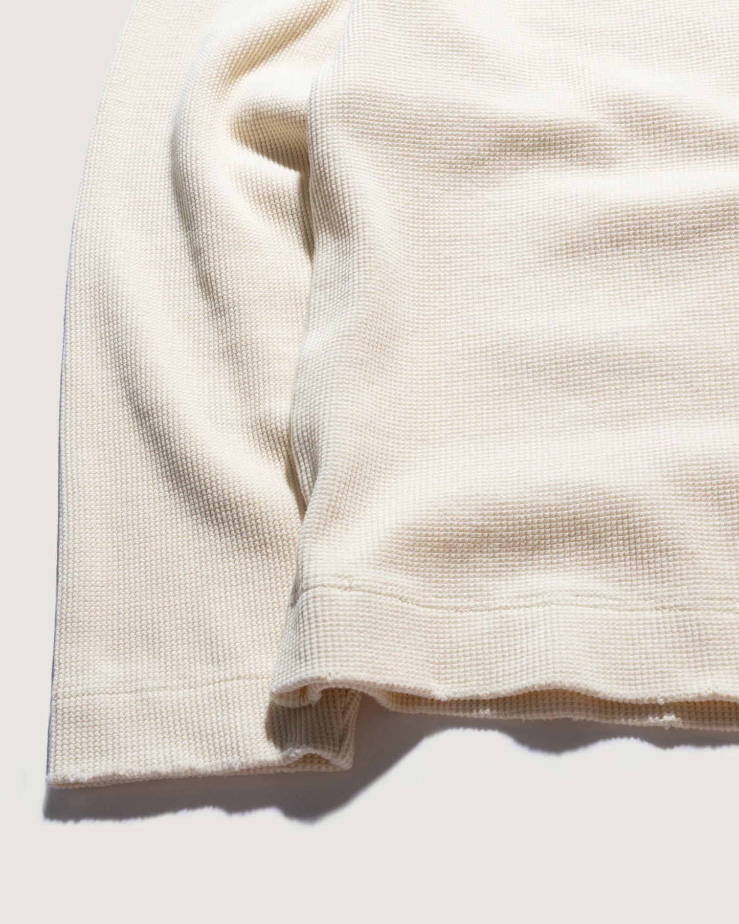 Henley Top – Creme, Detail Ärmel und Saum