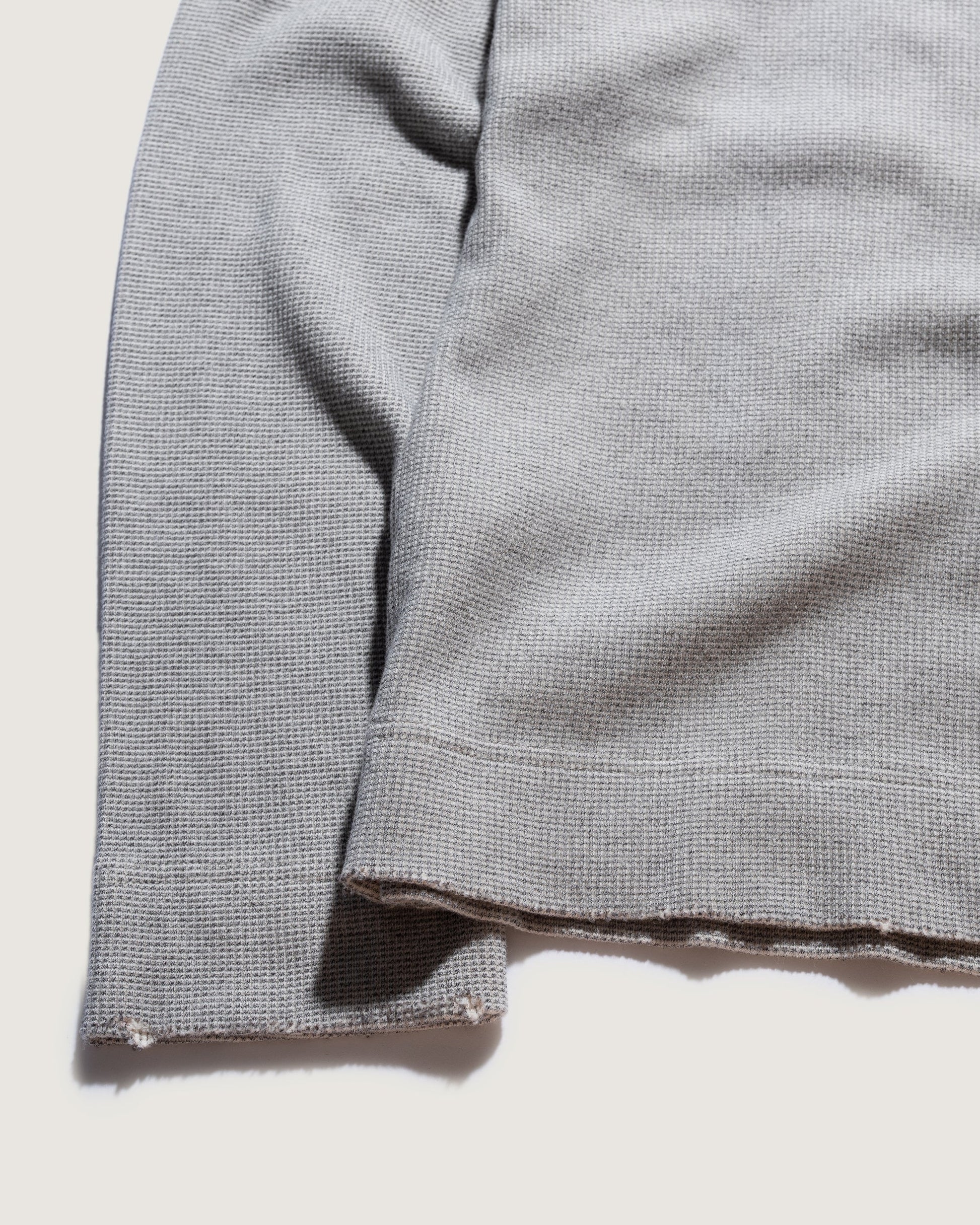 Henley Top – Grey, Detail Kragen