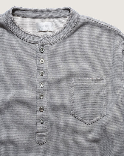Henley Top – Grey, Detail Ärmel und Saum